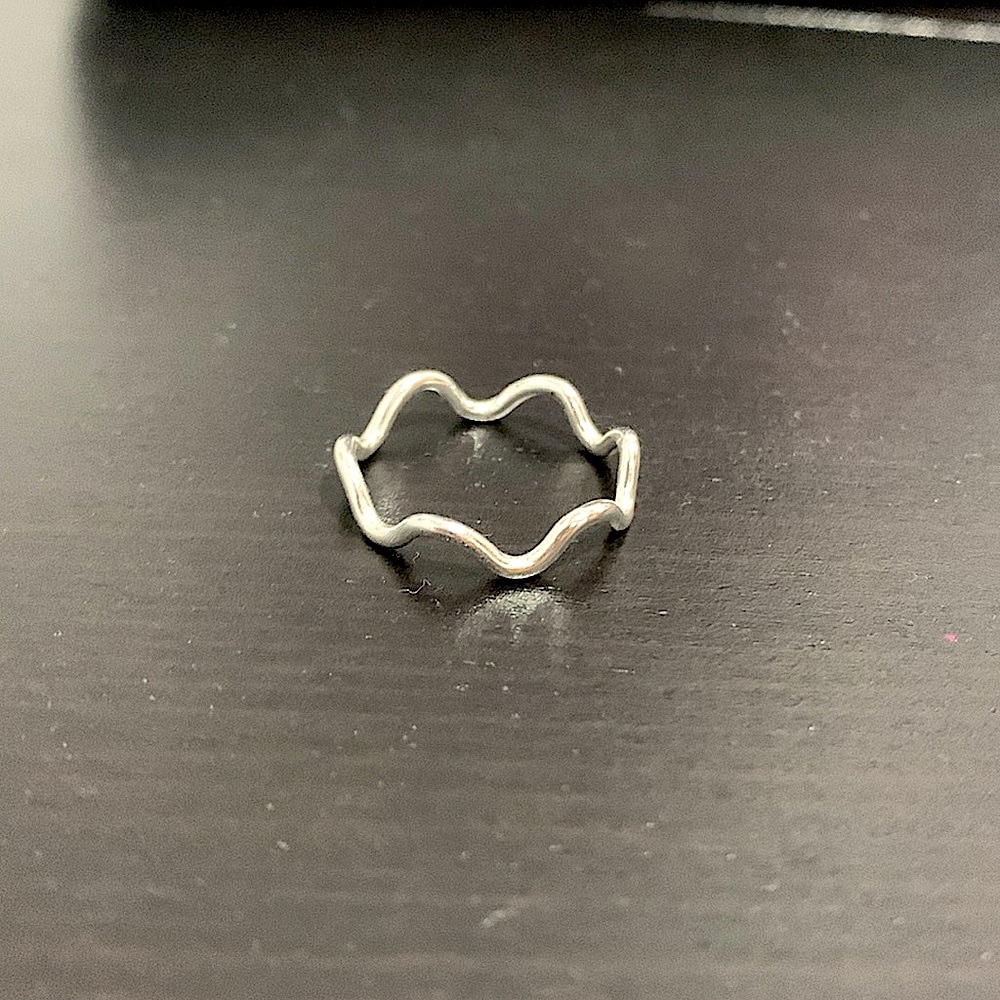 Delicate Wave Round Ring - Picture 2 of 3